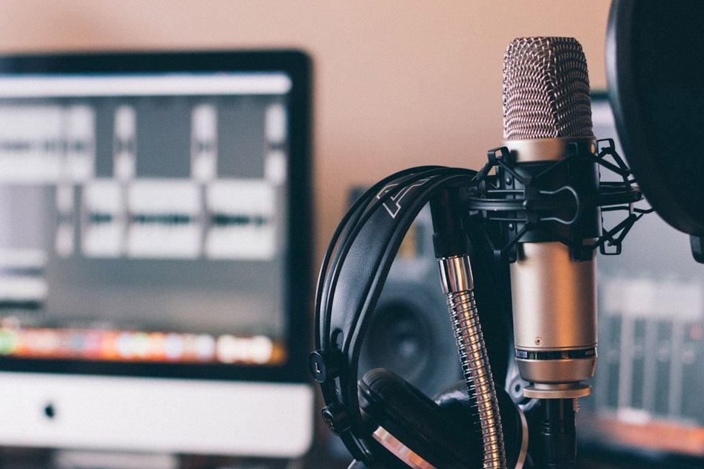 De podcast als alternatief voor koude acquisitie voor zzp'ers. Hoe een zelfstandige met een eigen show opdrachtgevers aantrekt zonder te bellen