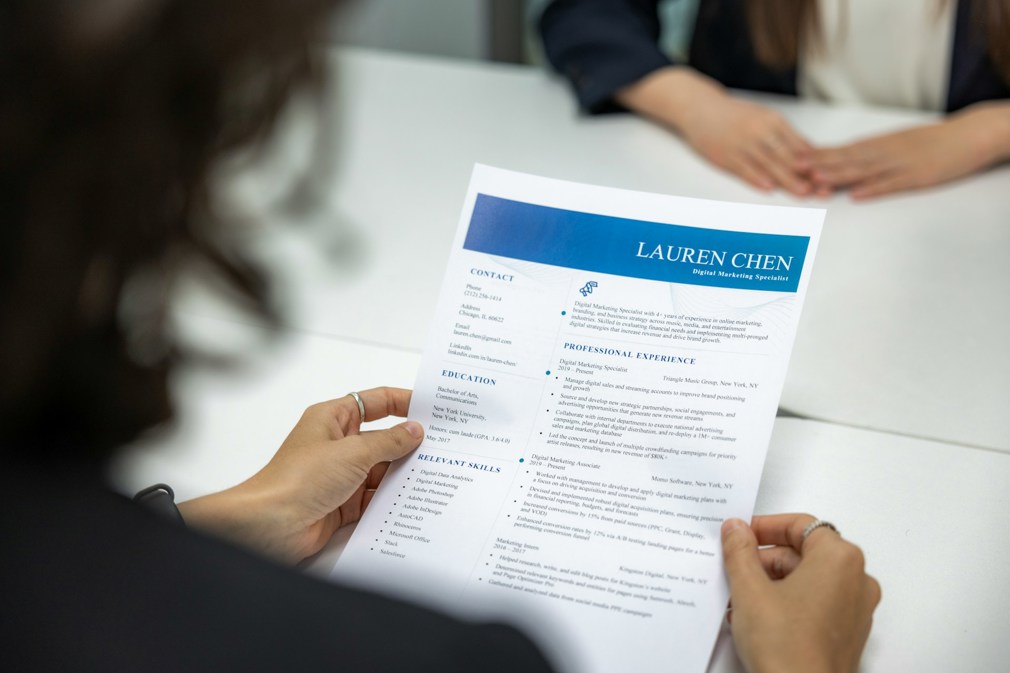 Hoe maak je een CV in 2026? Tips, voorbeelden + gratis checklist