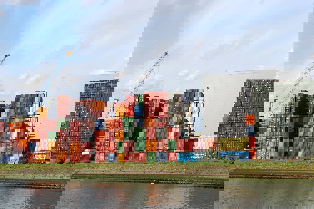 Kosten besparen als zzp’er: importeer je bedrijfsauto slim via de haven van Rotterdam