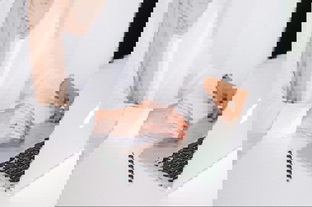 Hoe maak je een CV in 2026? Tips, voorbeelden + gratis checklist